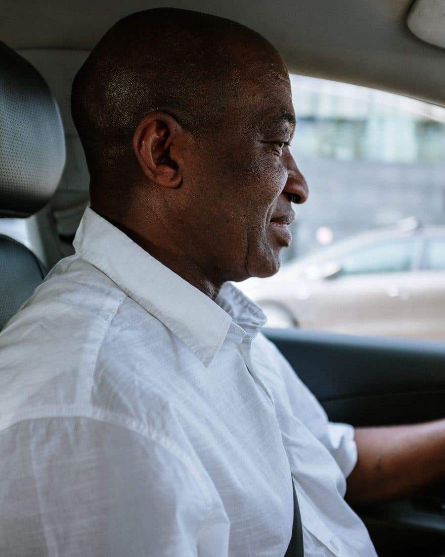 Un chauffeur au volant d'une voiture