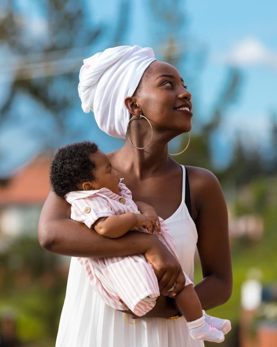 Une nounou porte un bébé dans ses bras